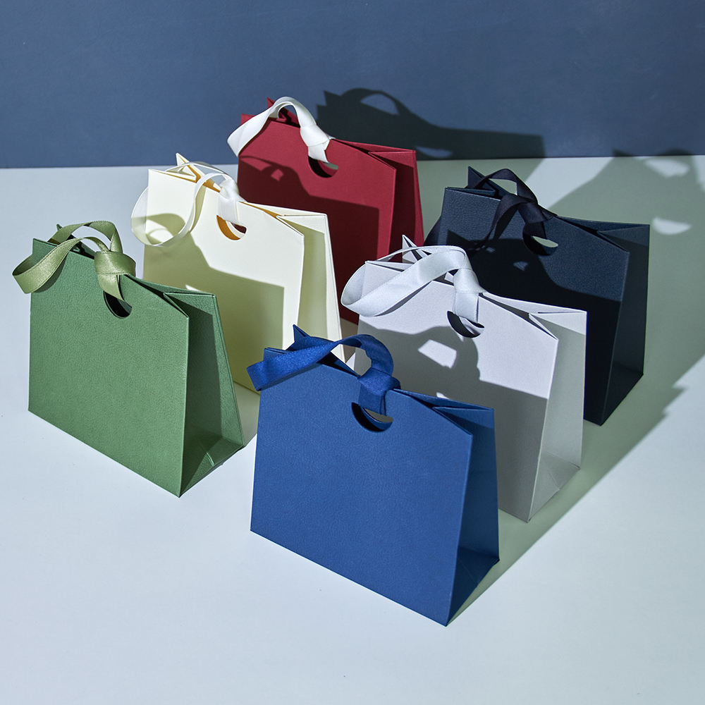 Wholesale Custom logo Paper Jewelry Handbag Necklace Earrings Jewelry Gift Bags Luxury Small Shopping Bag Portable Paper Bag